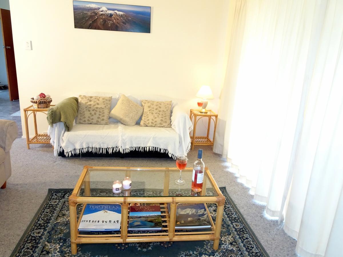 Smokebush Cottage - Holiday Home Exclusively Yours Turangi Extérieur photo